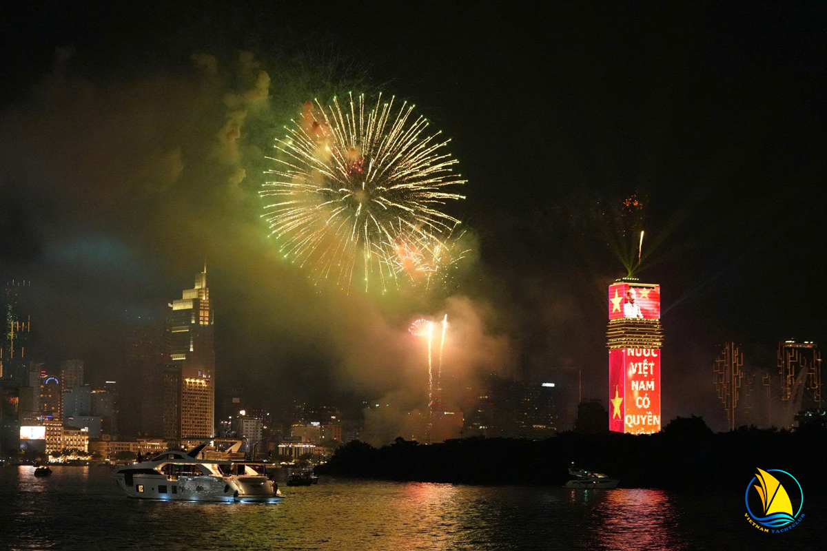 Cho-thue-du-thuyen-don-giao-thua-tren-song-sai-gon