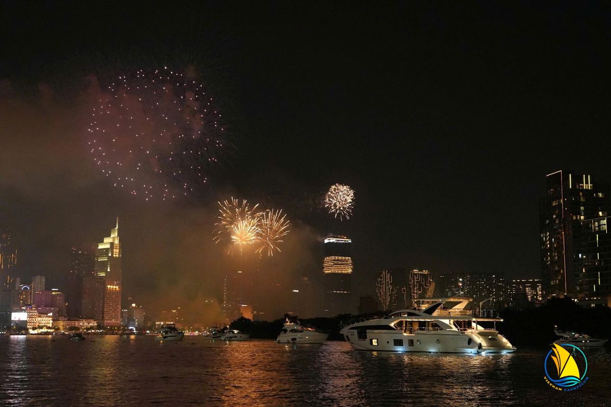 Cho-thue-du-thuyen-don-giao-thua-tren-song-sai-gon