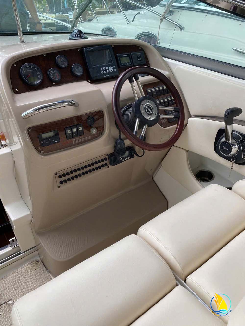 Luot-nhe-tren-song-cung-yacht-mini-chaparral-