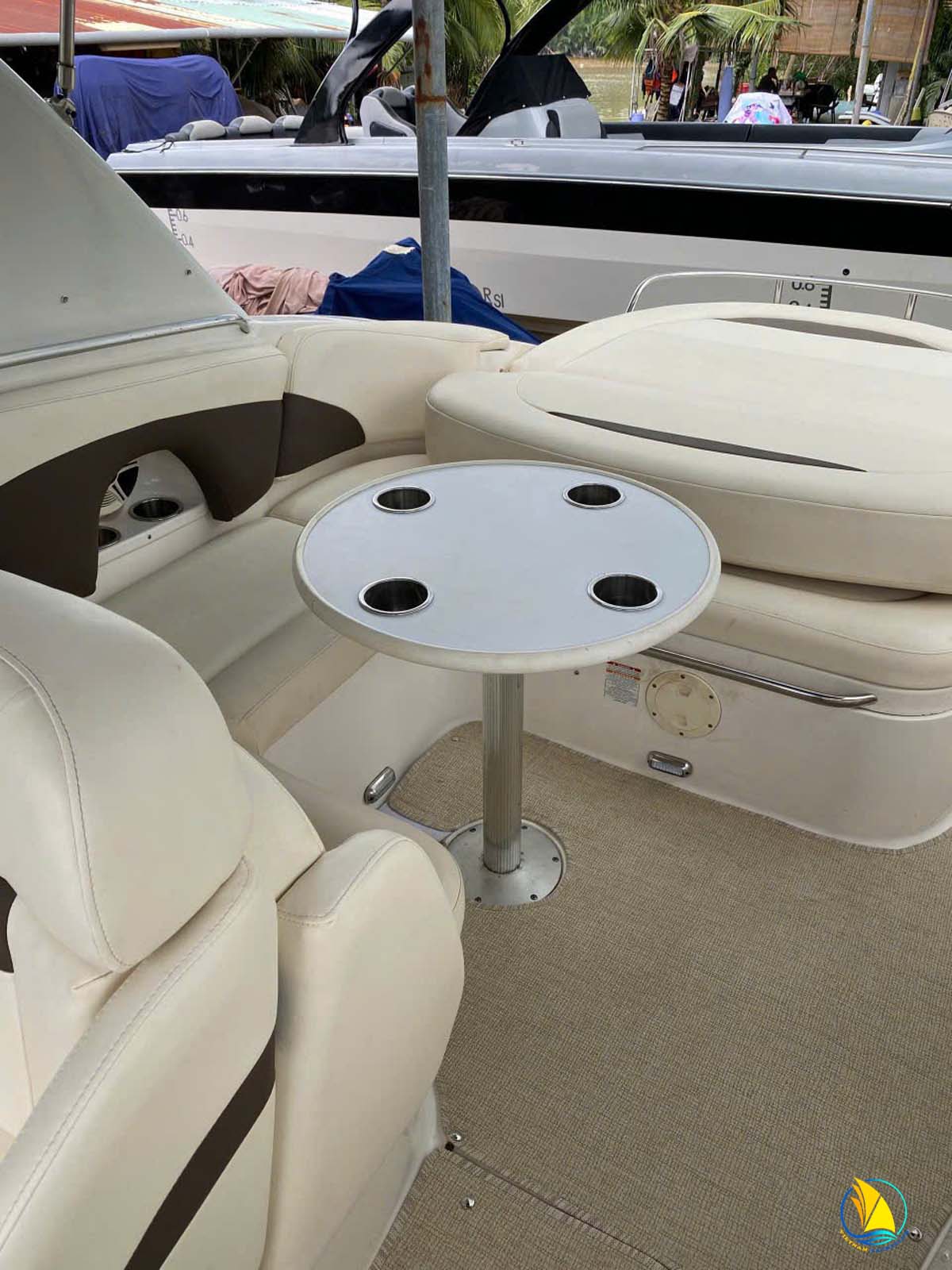 Luot-nhe-tren-song-cung-yacht-mini-chaparral-