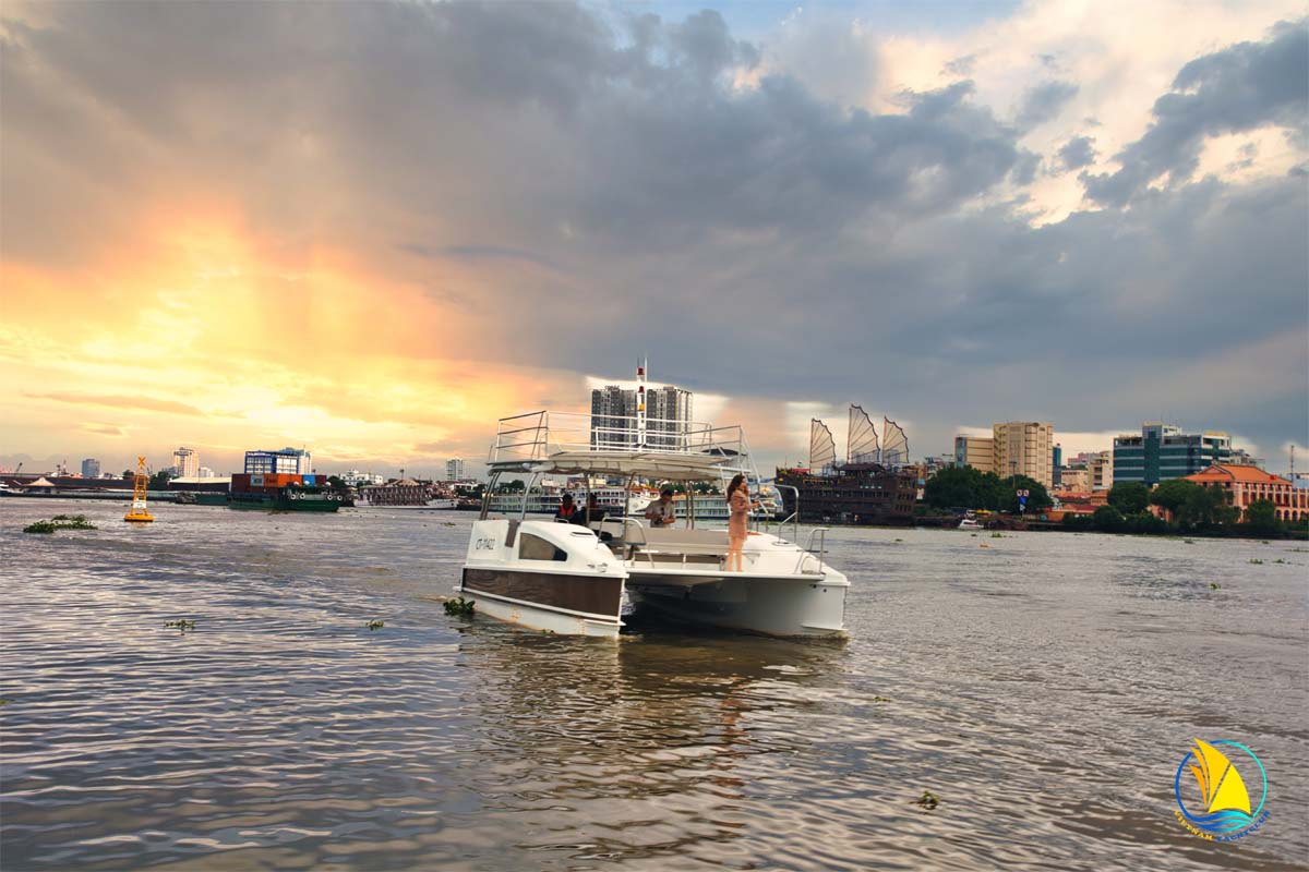 Tau-du-lich-2-than-hien-dai-khong-gian-rieng-tu-cho-nhung-khoanh-khac-dang-nho-tren-song