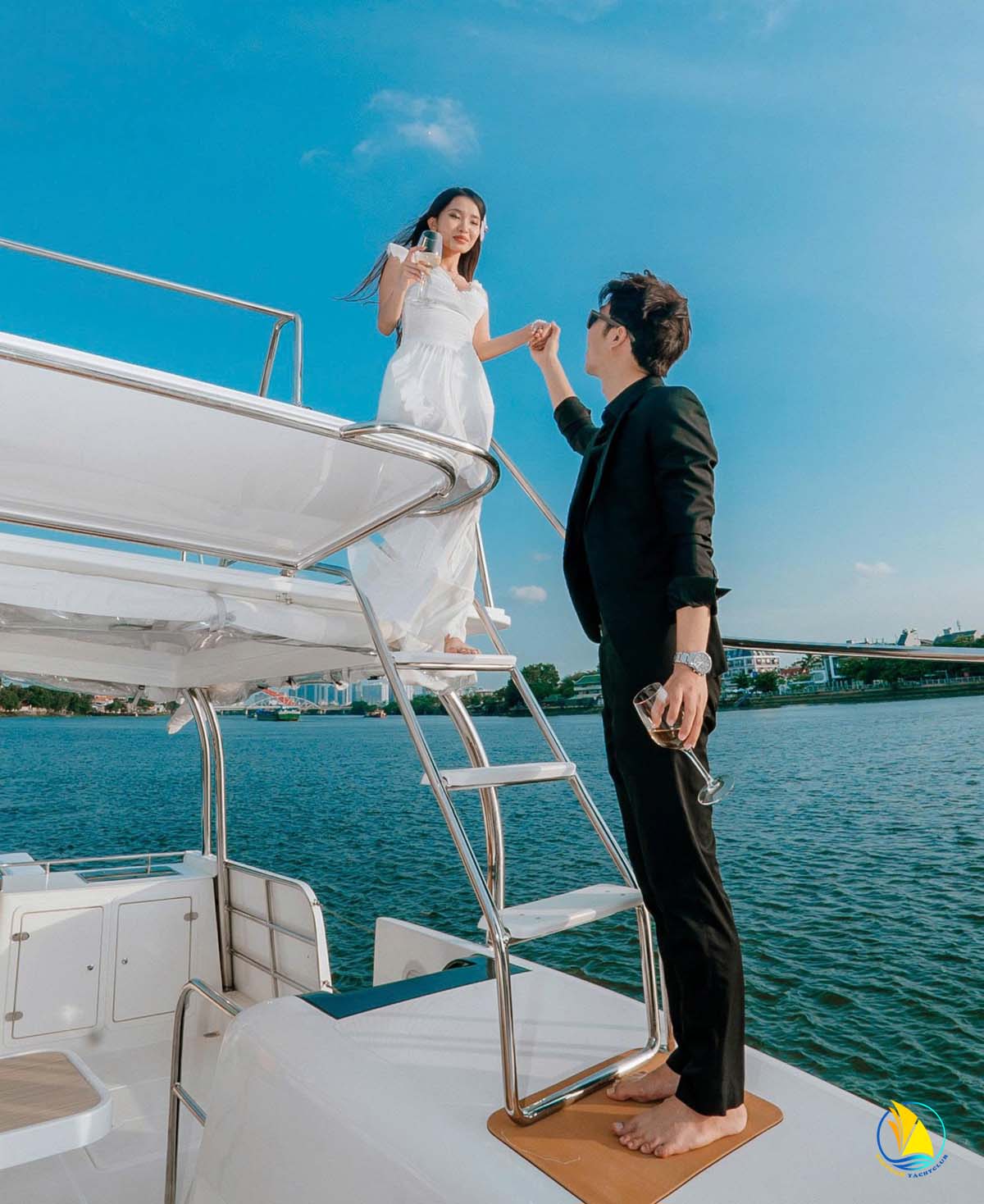 Tau-du-lich-2-than-hien-dai-khong-gian-rieng-tu-cho-nhung-khoanh-khac-dang-nho-tren-song