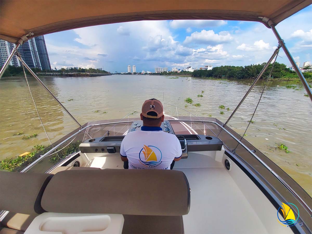 Trai-nghiem-dang-cap-tren-song-sai-gon-cung-du-thuyen-galeon-360-fly