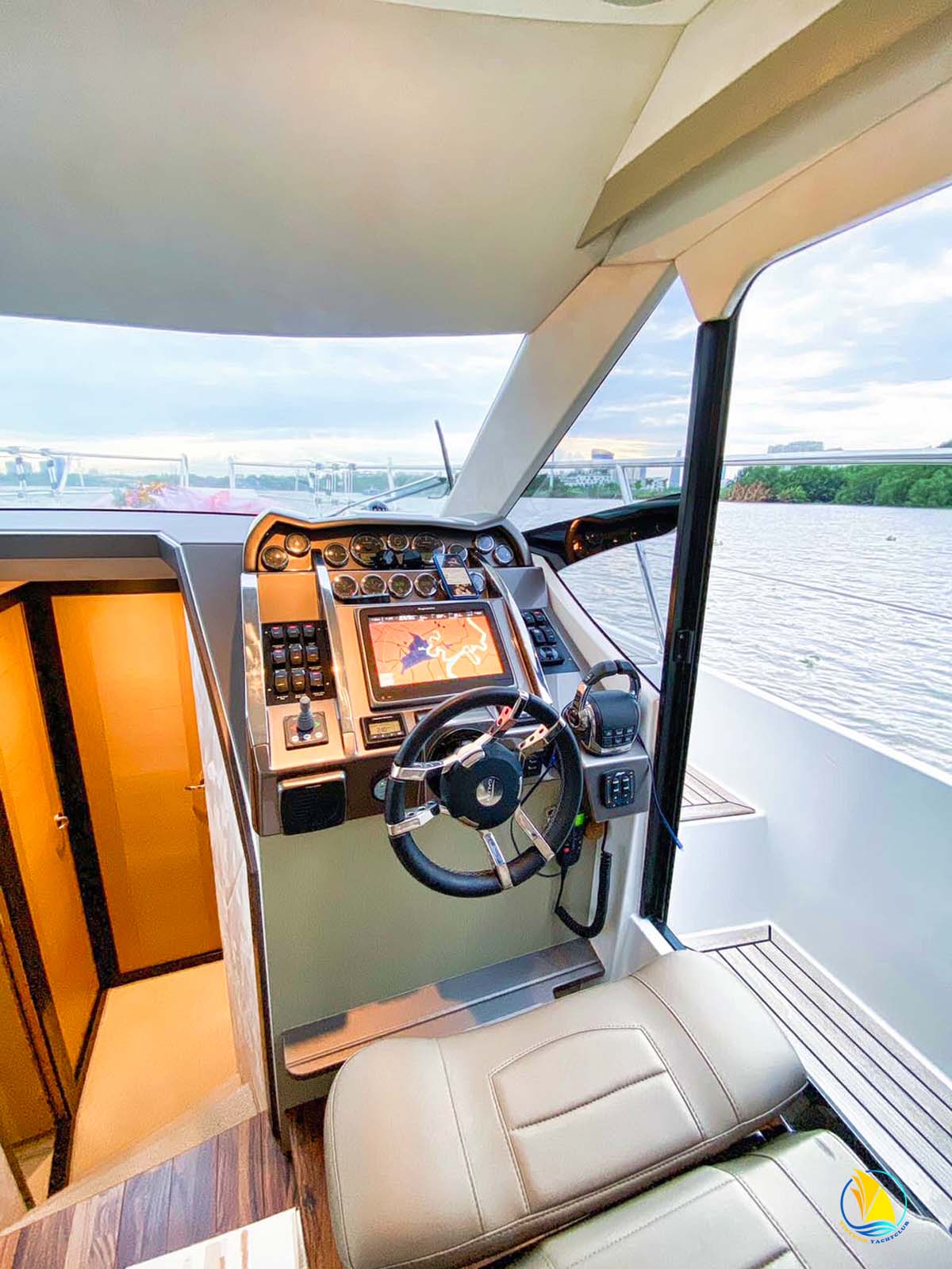 Trai-nghiem-dang-cap-tren-song-sai-gon-cung-du-thuyen-galeon-360-fly