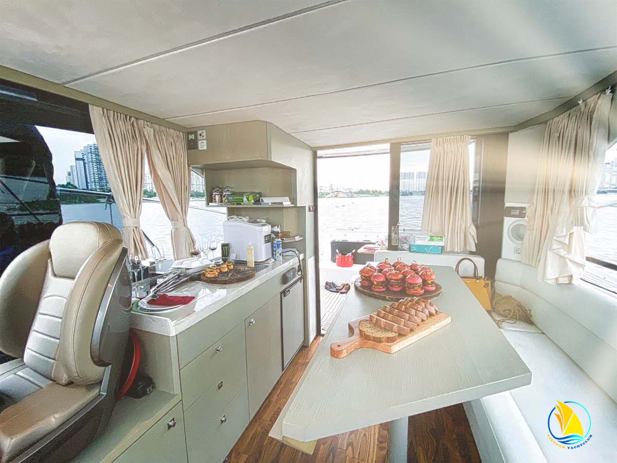 Trai-nghiem-dang-cap-tren-song-sai-gon-cung-du-thuyen-galeon-360-fly