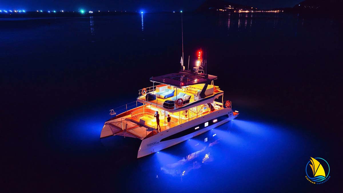 Trai-nghiem-phu-quoc-dang-cap-voi-du-thuyen-buom-2-than-cao-cap