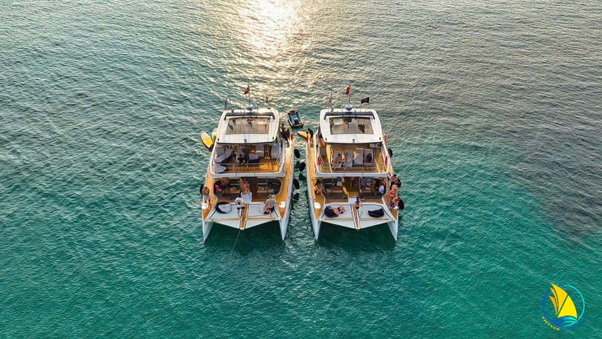 Trai-nghiem-phu-quoc-dang-cap-voi-du-thuyen-buom-2-than-cao-cap