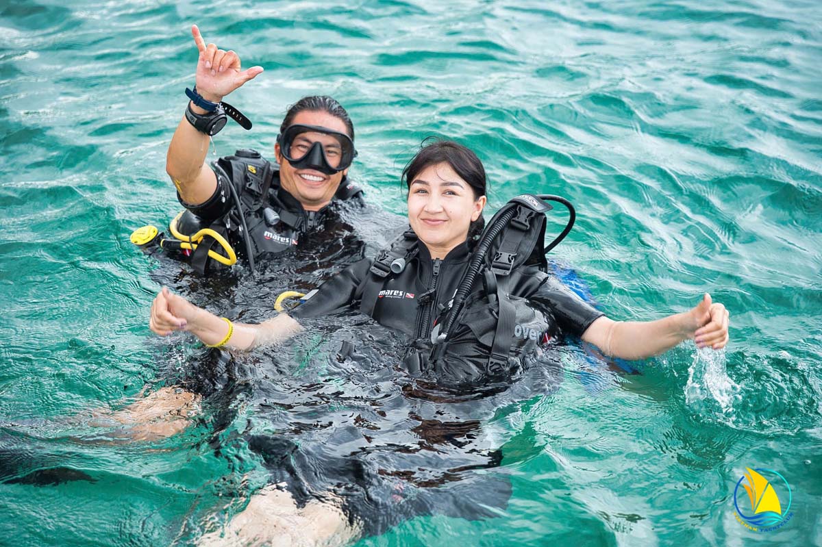 Trai-nghiem-phu-quoc-dang-cap-voi-du-thuyen-buom-2-than-cao-cap