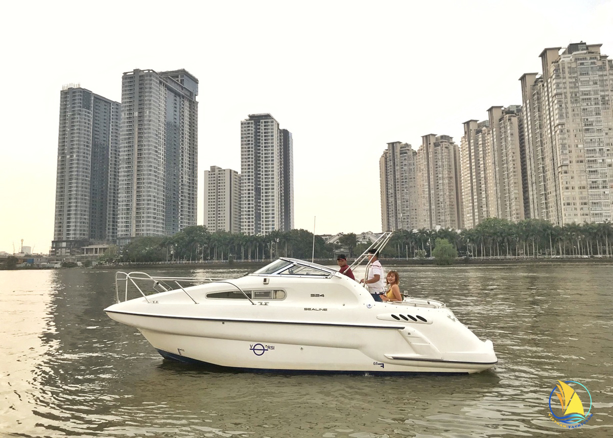 Ban-giao-mini-yacht-tai-ho-chi-minh-hanh-trinh-moi-cua-dang-cap-va-trai-nghiem