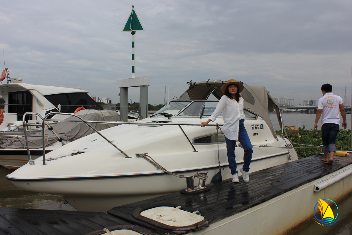 Ban-giao-mini-yacht-tai-ho-chi-minh-hanh-trinh-moi-cua-dang-cap-va-trai-nghiem