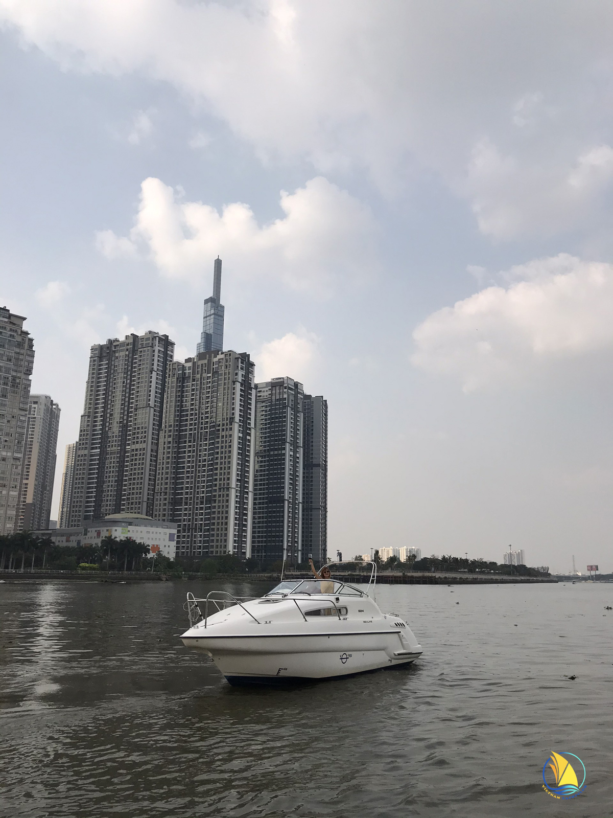 Ban-giao-mini-yacht-tai-ho-chi-minh-hanh-trinh-moi-cua-dang-cap-va-trai-nghiem