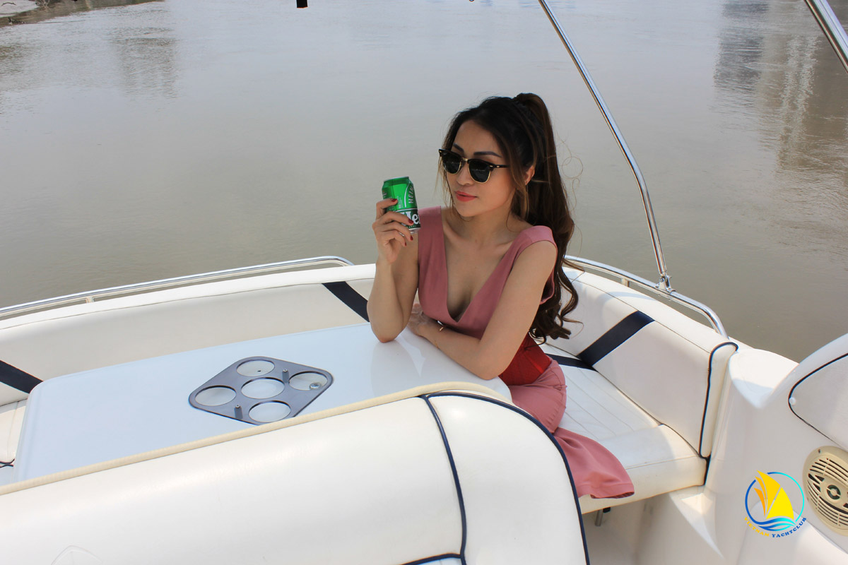 Ban-giao-mini-yacht-tai-ho-chi-minh-hanh-trinh-moi-cua-dang-cap-va-trai-nghiem