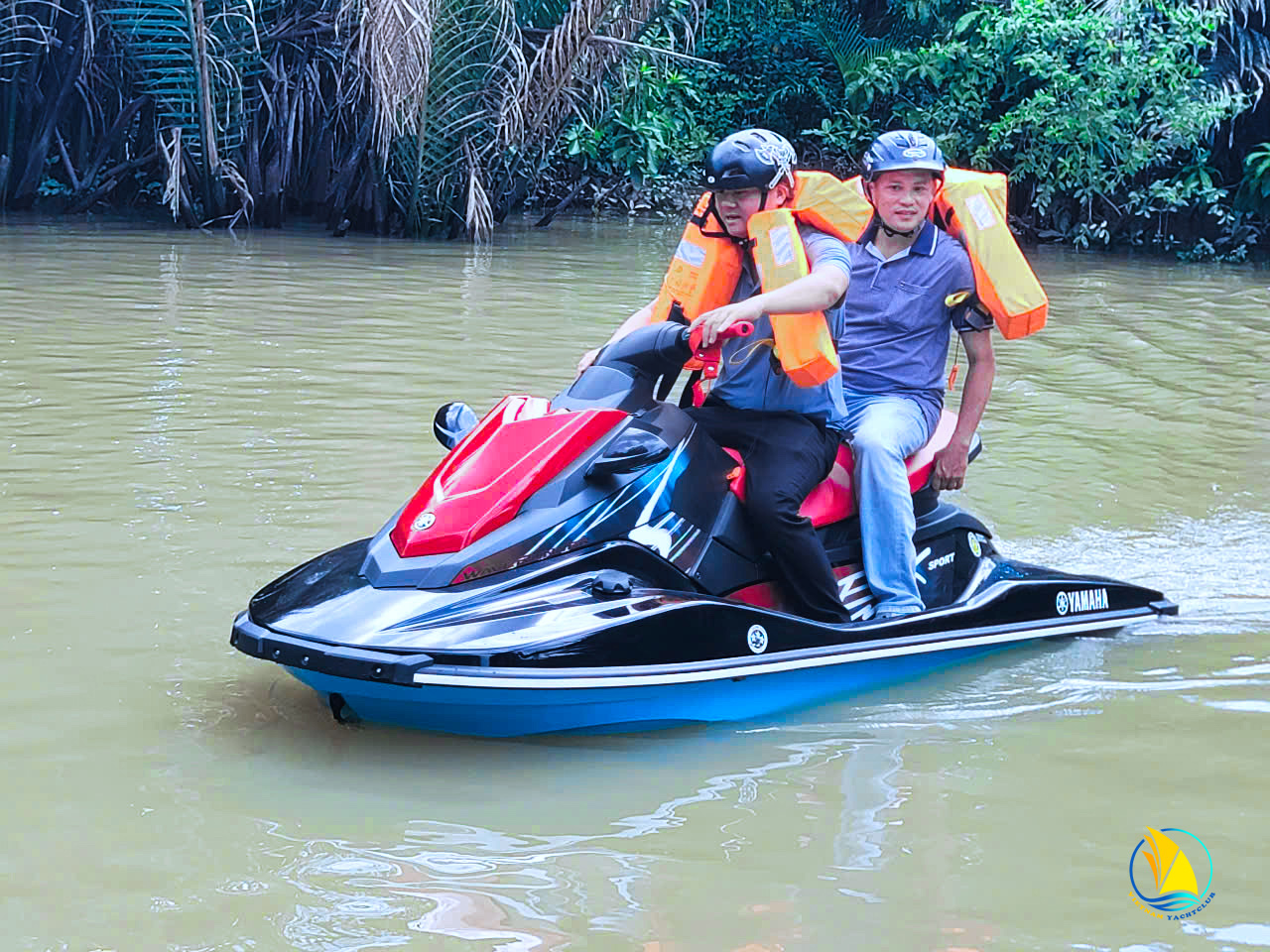 ban-giao-mo-to-nuoc-yamaha-ex-sport-cho-khach-hang-tai-binh-dinh