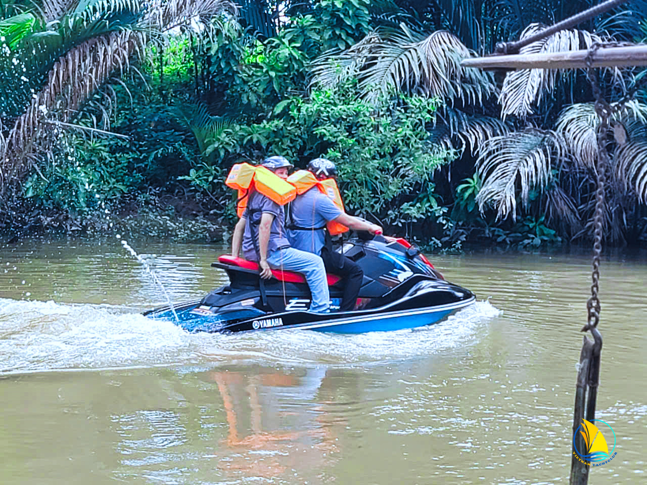 ban-giao-mo-to-nuoc-yamaha-ex-sport-cho-khach-hang-tai-binh-dinh