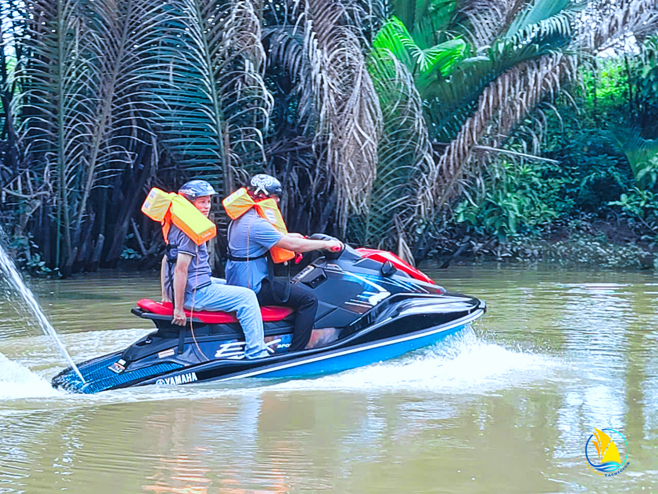 ban-giao-mo-to-nuoc-yamaha-ex-sport-cho-khach-hang-tai-binh-dinh