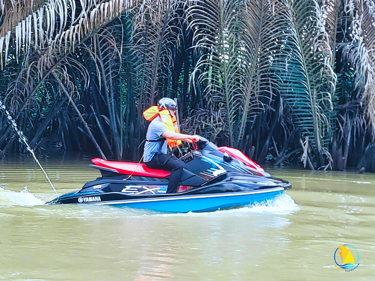 ban-giao-mo-to-nuoc-yamaha-ex-sport-cho-khach-hang-tai-binh-dinh