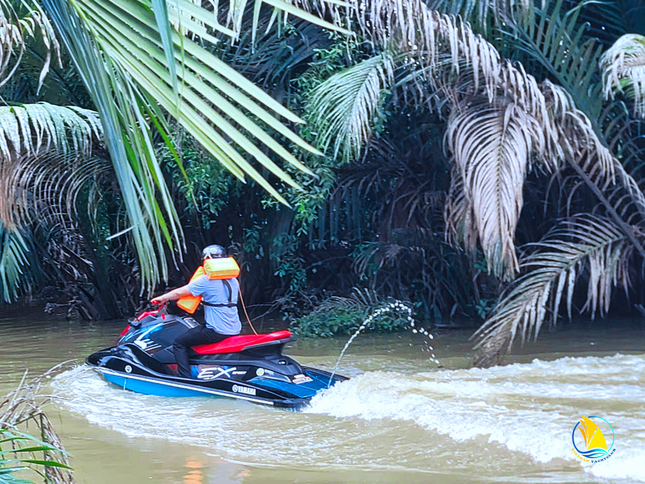 ban-giao-mo-to-nuoc-yamaha-ex-sport-cho-khach-hang-tai-binh-dinh
