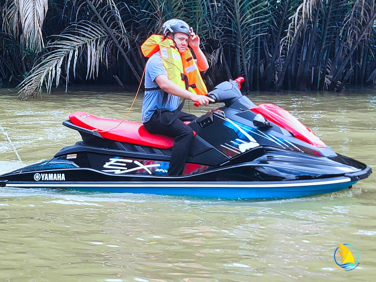 ban-giao-mo-to-nuoc-yamaha-ex-sport-cho-khach-hang-tai-binh-dinh