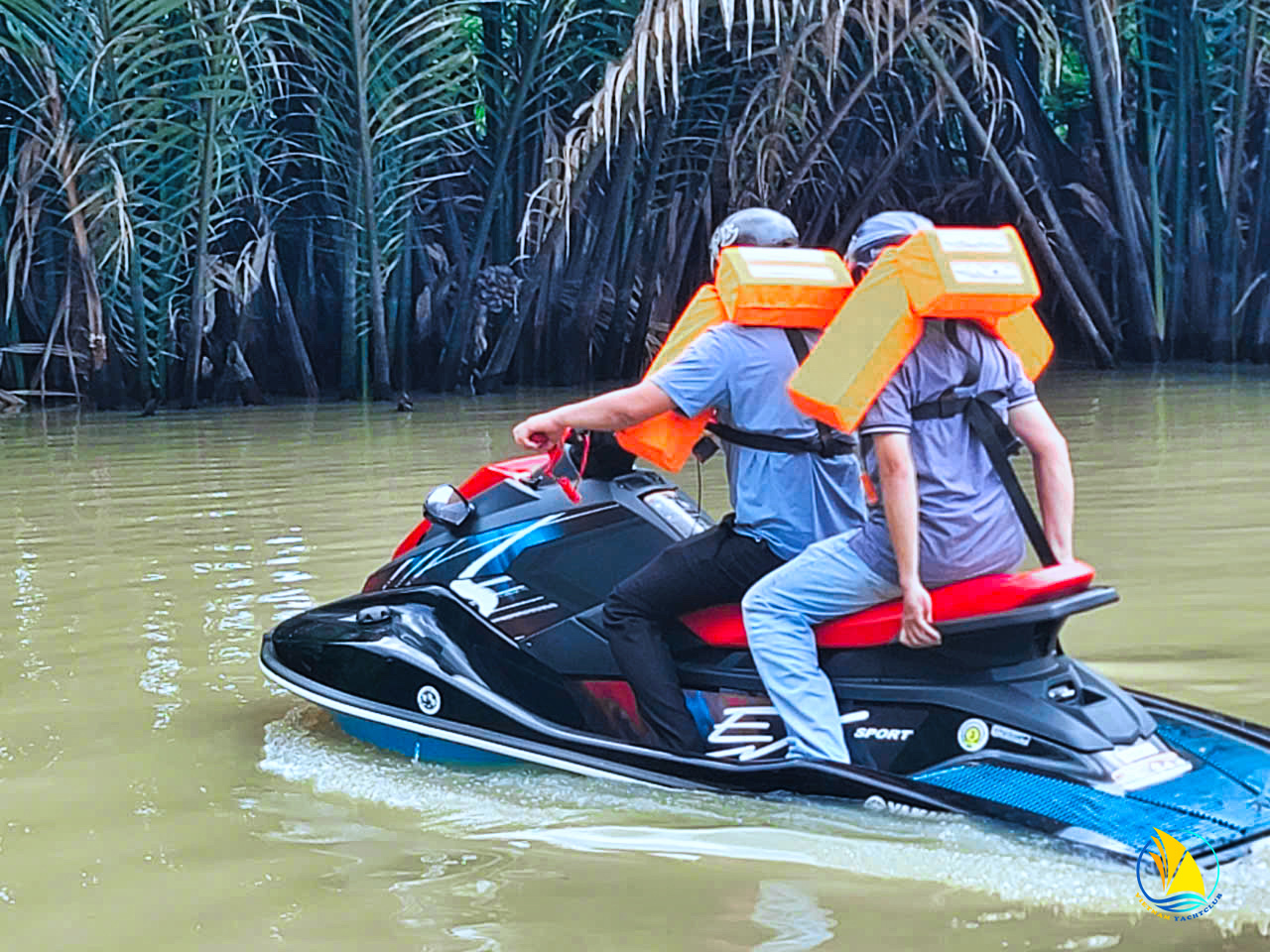 ban-giao-mo-to-nuoc-yamaha-ex-sport-cho-khach-hang-tai-binh-dinh