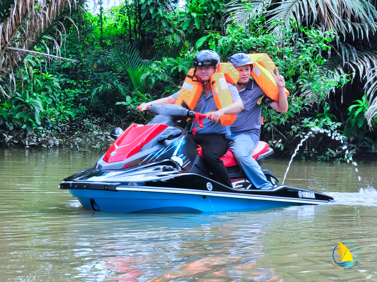 ban-giao-mo-to-nuoc-yamaha-ex-sport-cho-khach-hang-tai-binh-dinh