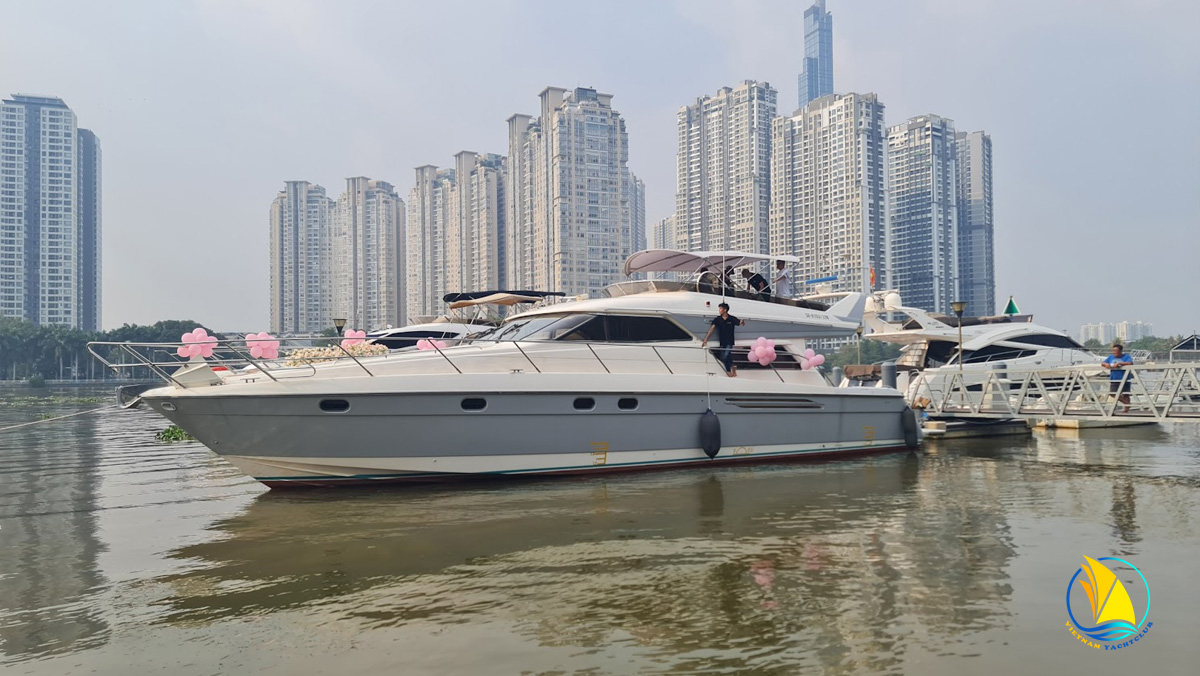 cau-hon-tren-du-thuyen-cao-cap-tai-ho-chi-minh-khoanh-khac-doi-nguoi-cham-den-bien-troi-cam-xuc