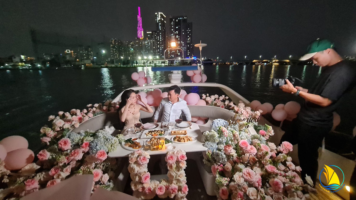 cau-hon-tren-du-thuyen-cao-cap-tai-ho-chi-minh-khoanh-khac-doi-nguoi-cham-den-bien-troi-cam-xuc