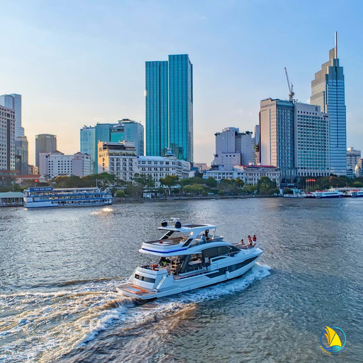 Du-thuyen-hang-sang-galeon-640-fly-khong-gian-thuong-luu