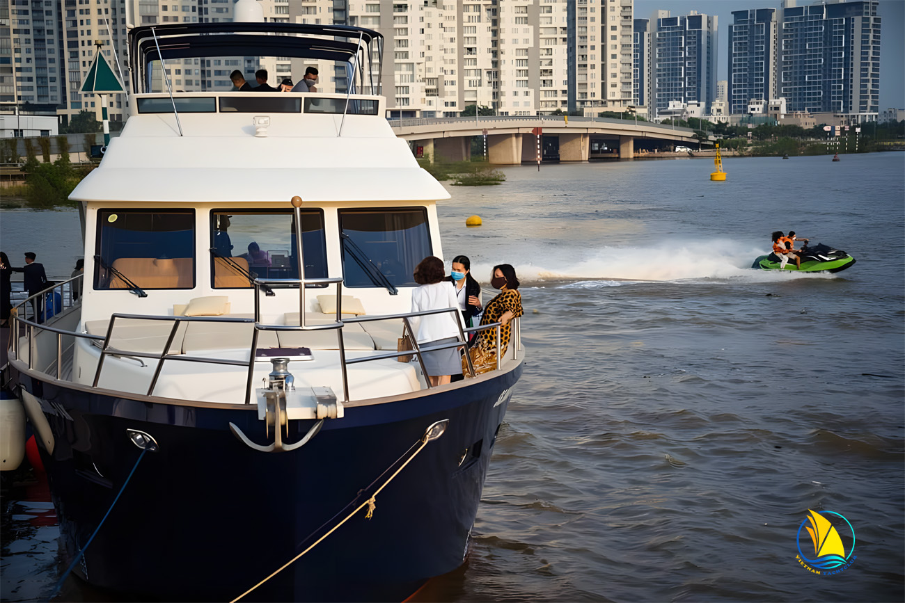 Dung-bo-lo-trai-nghiem-du-thuyen-5-sao-tren-song-sai-gon-1