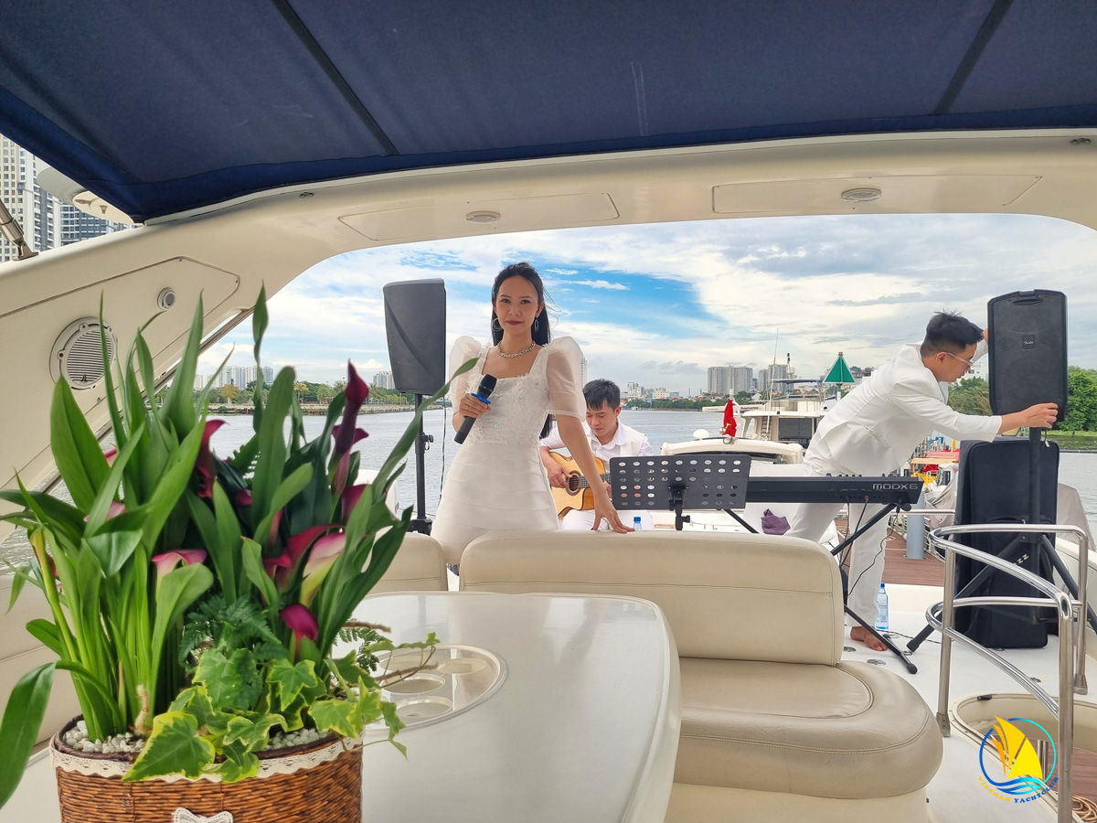 Trai-nghiem-am-nhac-tren-du-thuyen-khoanh-khac-chill-giua-long-song-sai-gon