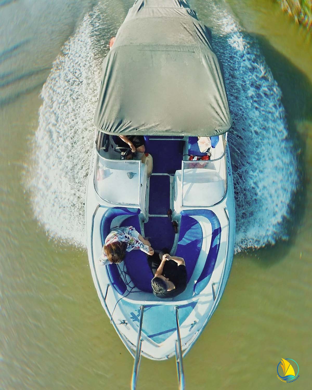 trai-nghiem-doi-gio-ngay-giua-long-thanh-pho-ho-chi-minh-luot-cano-tren-song-sai-gon-dang-tro-thanh-xu-huong-moi