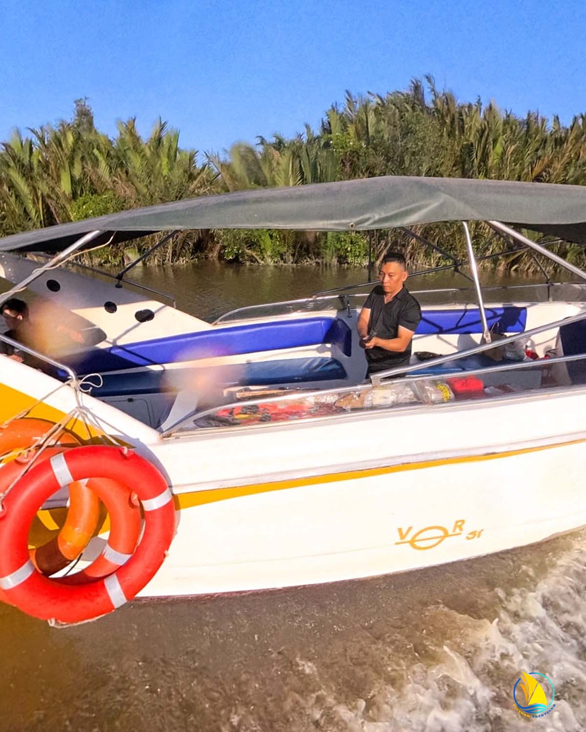 trai-nghiem-doi-gio-ngay-giua-long-thanh-pho-ho-chi-minh-luot-cano-tren-song-sai-gon-dang-tro-thanh-xu-huong-moi