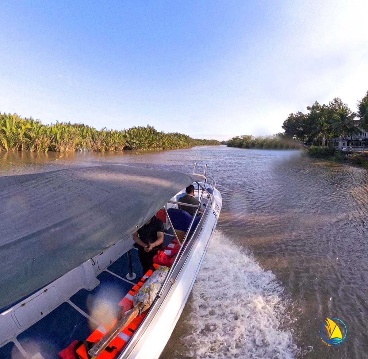 trai-nghiem-doi-gio-ngay-giua-long-thanh-pho-ho-chi-minh-luot-cano-tren-song-sai-gon-dang-tro-thanh-xu-huong-moi