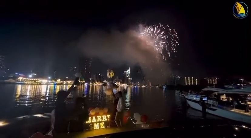 Trai-nghiem-xem-phao-hoa-tren-du-thuyen-sai-gon-hanh-trinh-dang-cap-don-le-tet-