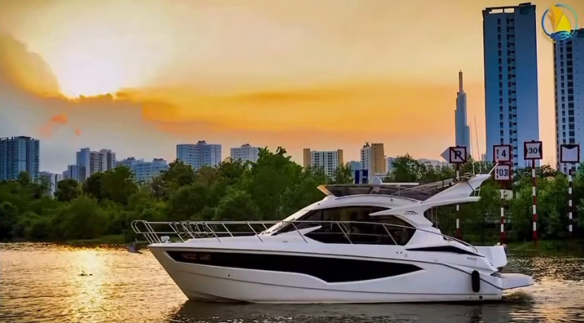 Trai-nghiem-xem-phao-hoa-tren-du-thuyen-sai-gon-hanh-trinh-dang-cap-don-le-tet-