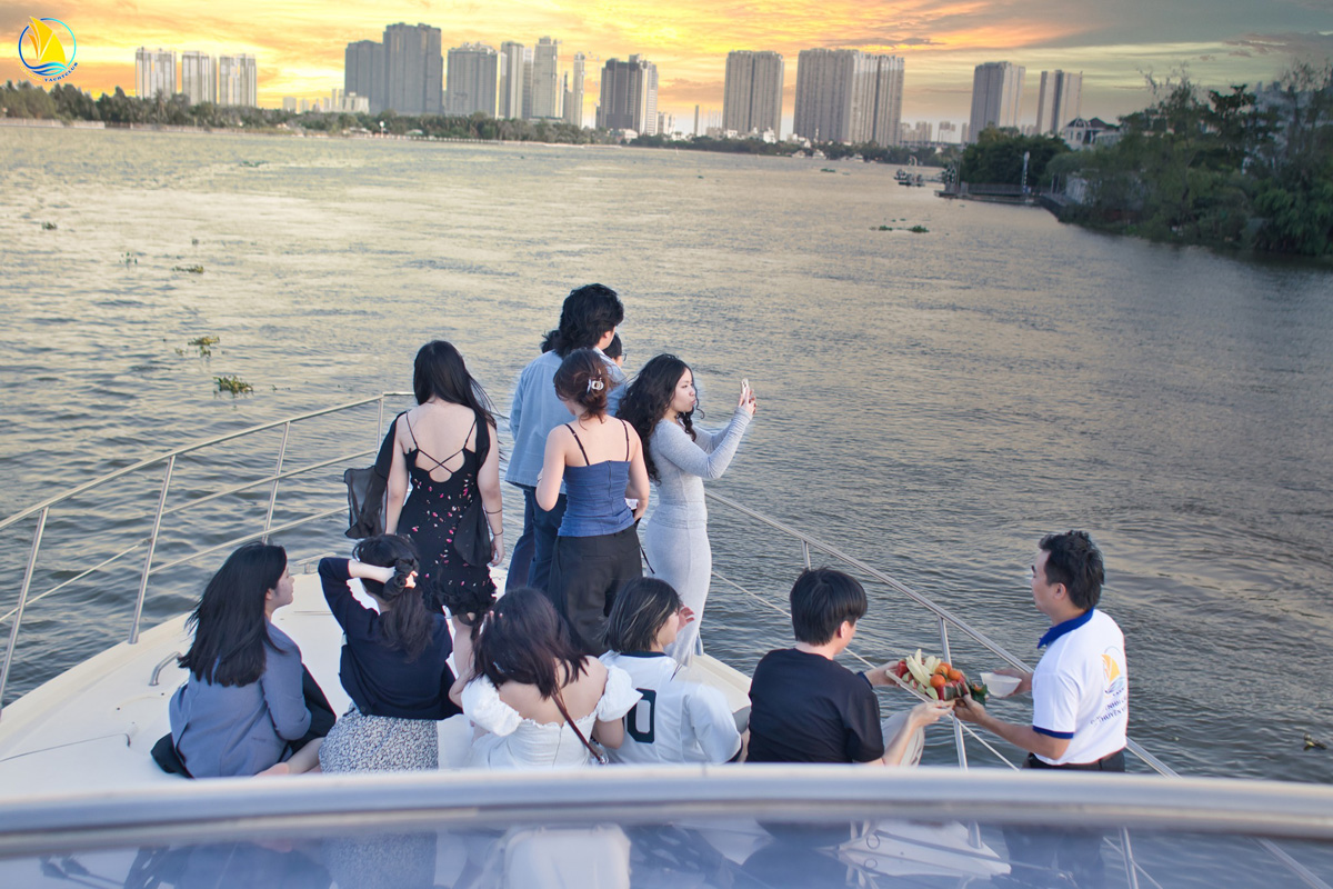 Vi-sao-sinh-nhat-tren-du-thuyen-tro-thanh-xu-huong-cua-gioi-tre-