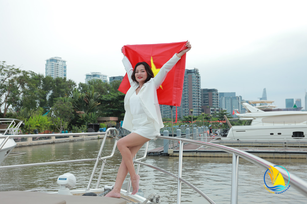 Cho-thue-du-thuyen-mung-ngay-quoc-khanh-2-9-ruc-ro-co-hoa