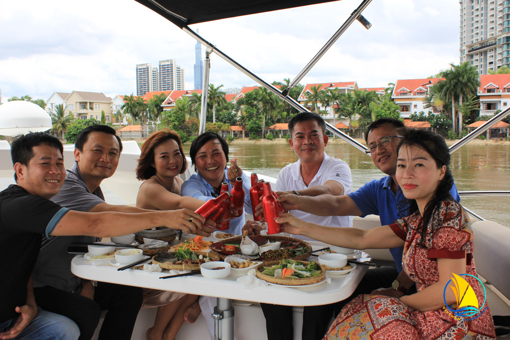 Hanh-trinh-thu-gian-tren-song-sai-gon-giai-phap-tuyet-voi-cho-nguoi-yeu-du-thuyen-