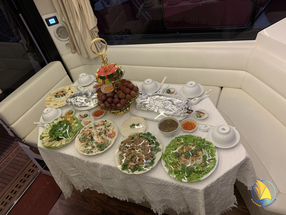 Hanh-trinh-thu-gian-tren-song-sai-gon-giai-phap-tuyet-voi-cho-nguoi-yeu-du-thuyen-