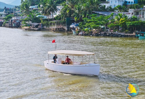 TÀU CHỞ KHÁCH E7