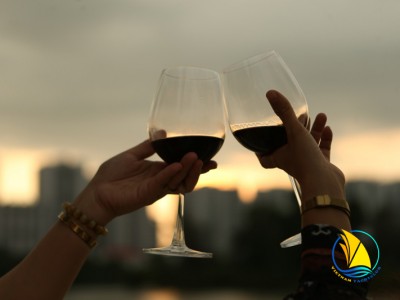 TOUR NGẮM HOÀNG HÔN VỚI RƯỢU VANG TRÊN DU THUYỀN