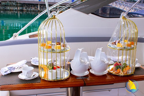 TRÀ CHIỀU NGẮM HOÀNG HÔN TRÊN BIỂN TẠI BẾN DU THUYỀN ANA MARIA NHA TRANG