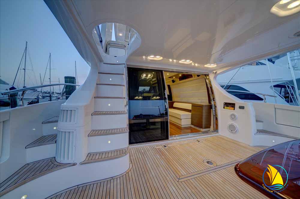 FIVE-STAR YACHT RENTAL SERVICE AZIMUT 64 FOR PHOTOGRAPHY AND FILMING ON SAIGON RIVER