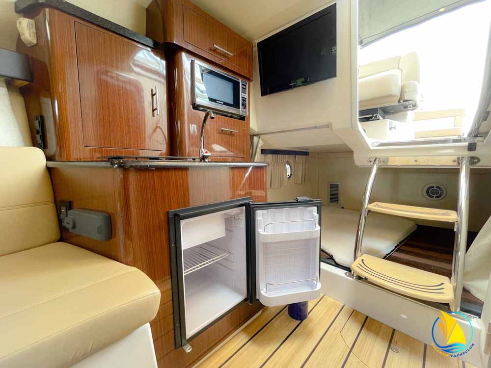 REGAL 28 EXPRESS YACHT