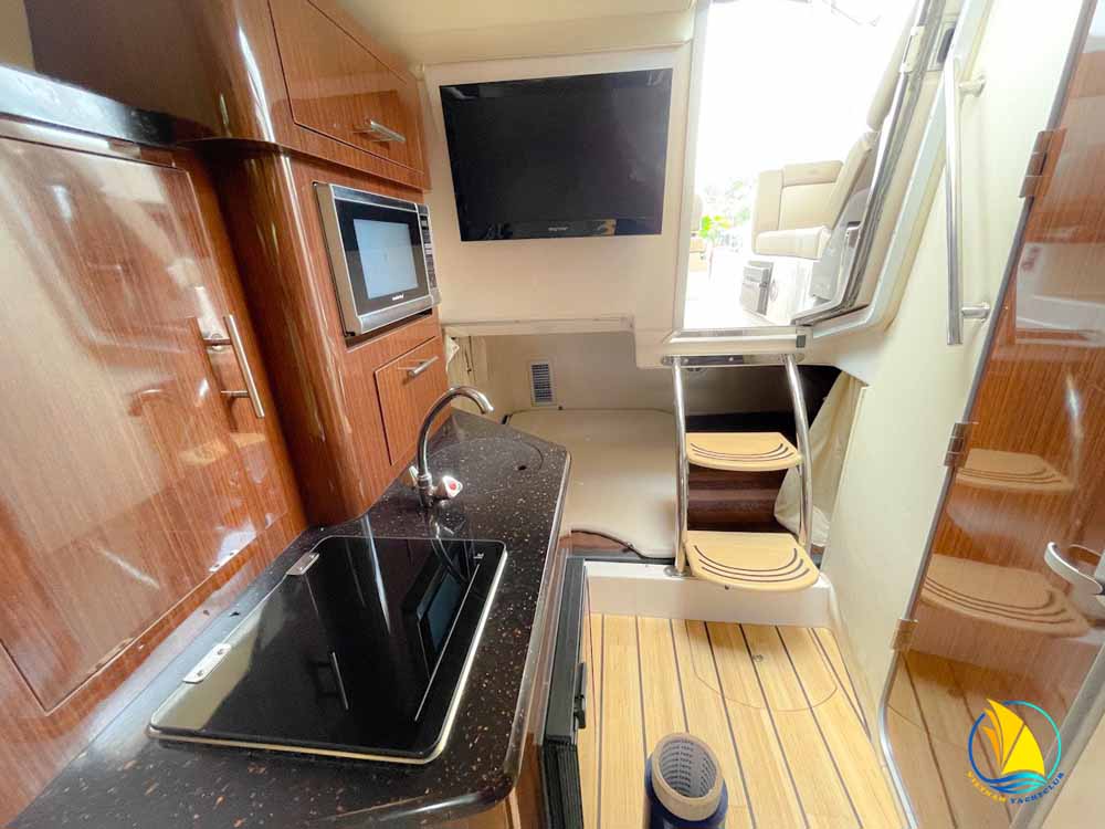 REGAL 28 EXPRESS YACHT