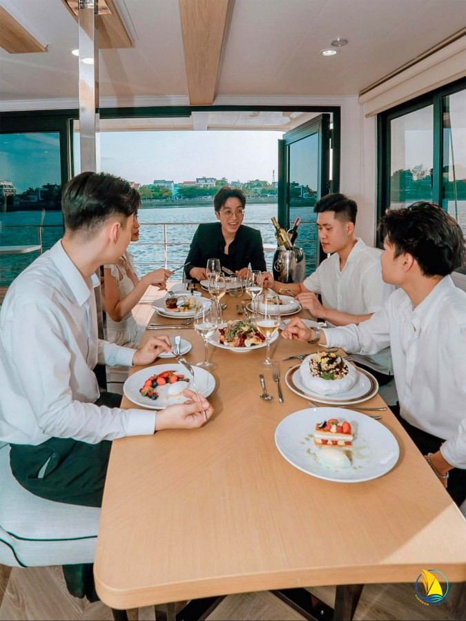 16-GUEST TOURIST BOAT - A PRIVATE RESORT SPACE IN THE MIDDLE OF THE RIVER