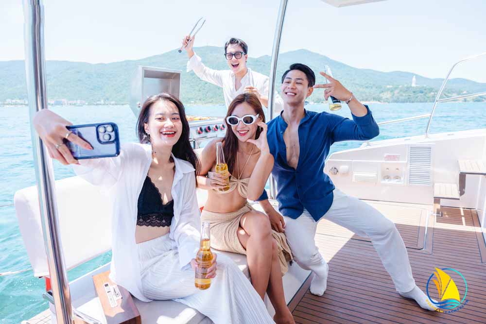 CHEAP DANANG YACHT RENTAL -  LUXURY EXPERIENCE AT REASONABLE COST