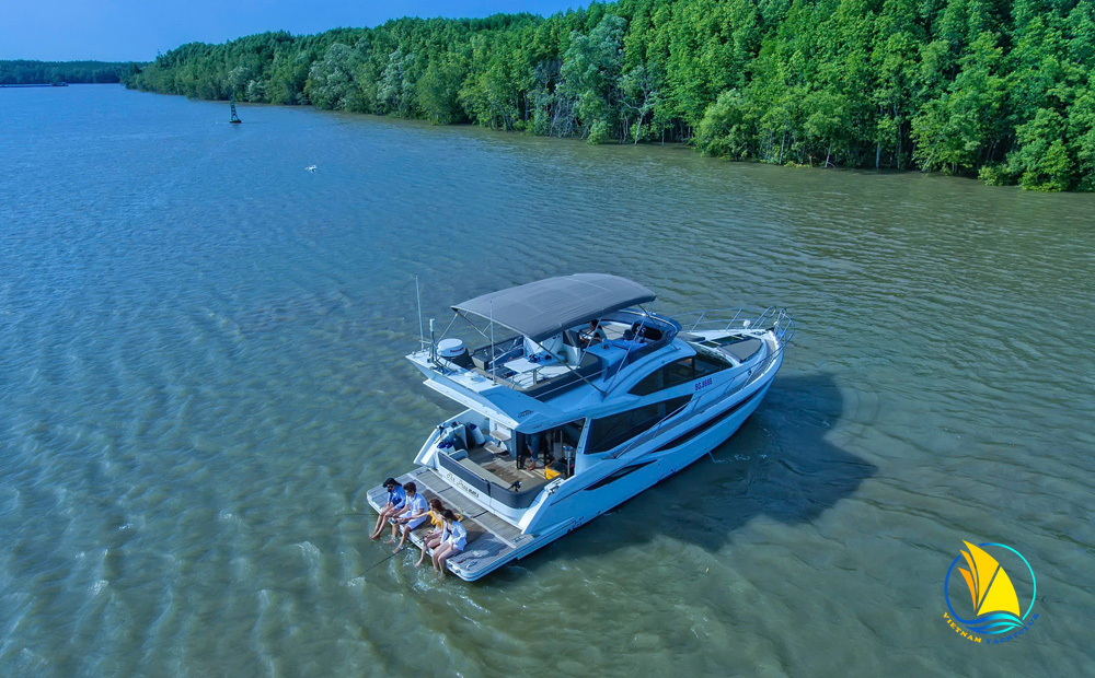 GALEON 420 FLY YACHT RENTAL ON SAIGON RIVER - EXPERIENCE CLASS AT THE BEST PRICE