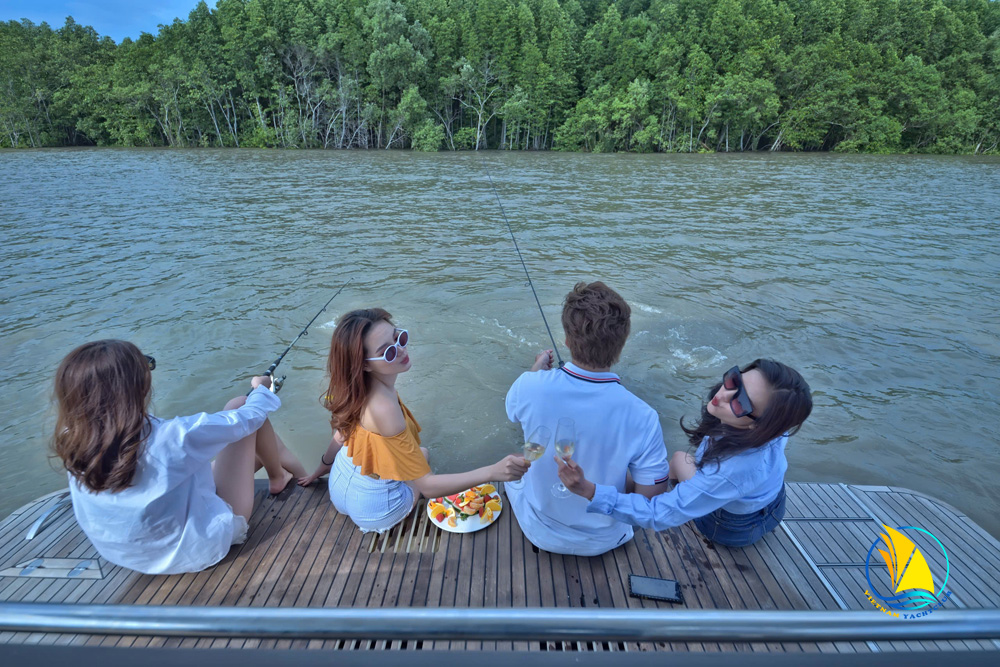 GALEON 420 FLY YACHT RENTAL ON SAIGON RIVER - EXPERIENCE CLASS AT THE BEST PRICE