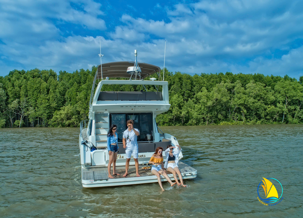 GALEON 420 FLY YACHT RENTAL ON SAIGON RIVER - EXPERIENCE CLASS AT THE BEST PRICE