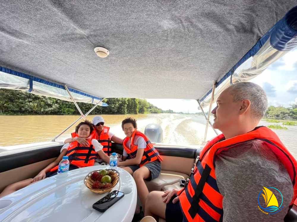 SAIGON - CU CHI TOUR BY PRIVATE CANOE